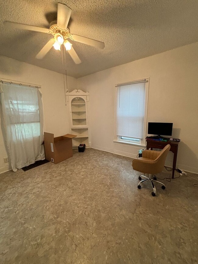 Photo - Spacious 3 bedroom, 1 bathroom House