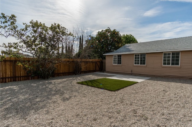 Building Photo - Completely renovated 1 bed, 1 bath house with yard