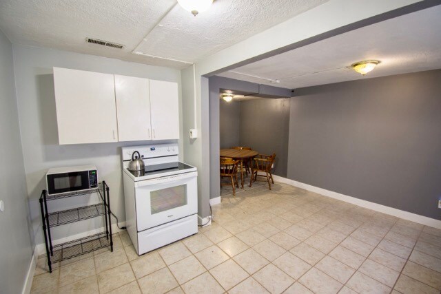 Kitchen - 2382 E Cardinal Way Unit 1