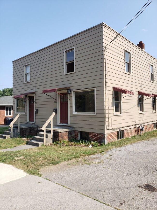 Building Photo - Robb Ave W 221-225 Unit 225 W Robb Ave  "2 Bedroom Duplex" Rental