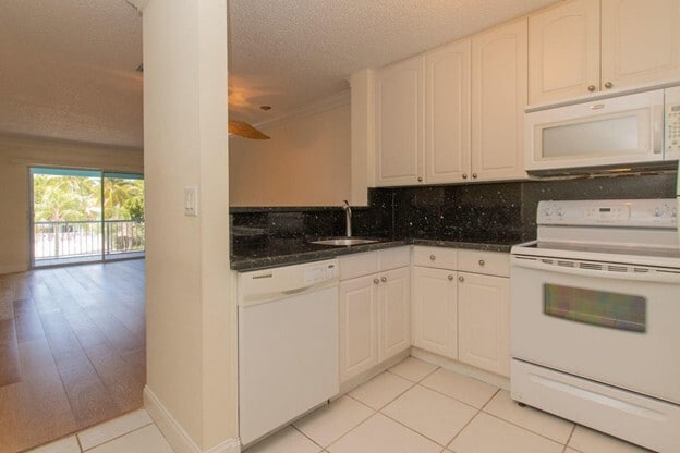 Kitchen With Passthrough - 98402 Windward Ave Unit 98402 Windward Ave