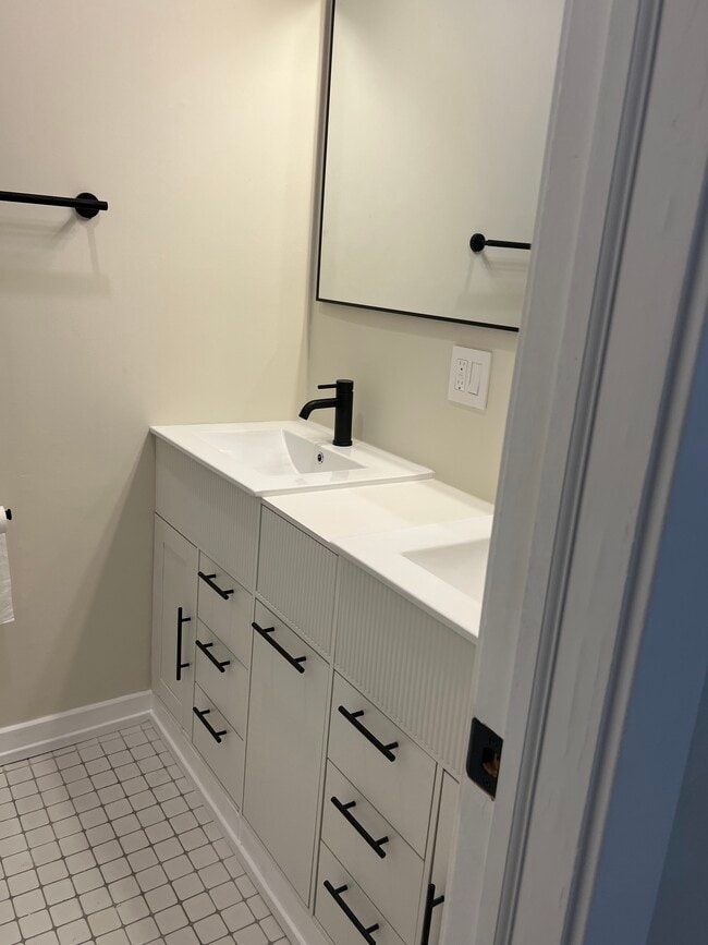 Baño principal con lavabo doble - 10381 Dearlove Rd Unidad 2A