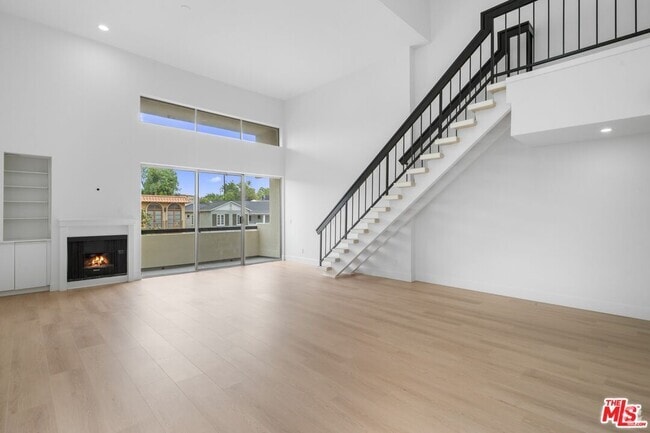 Building Photo - 10511 Ashton Ave Unit 302 Rental