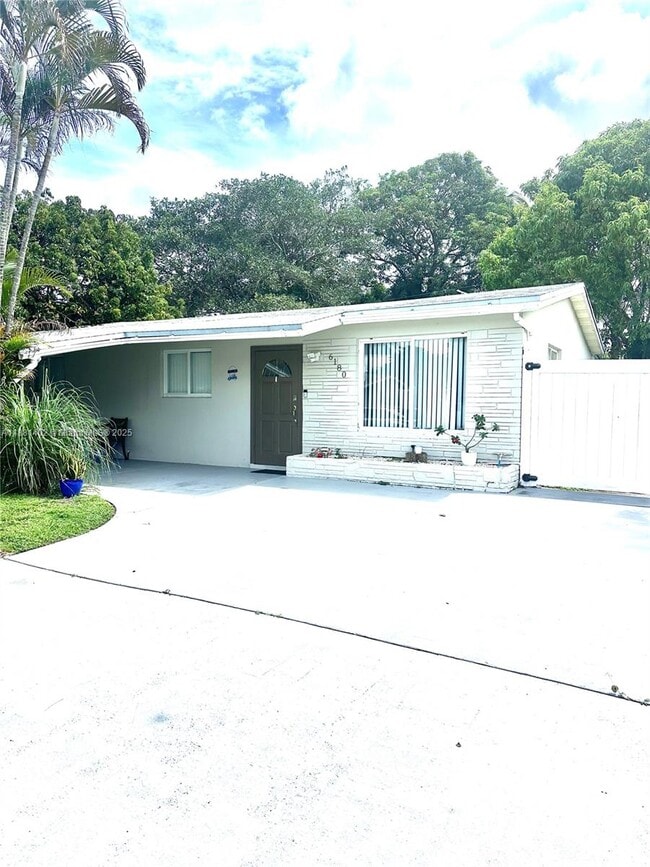 Building Photo - 6180 SW 42nd Ct Rental