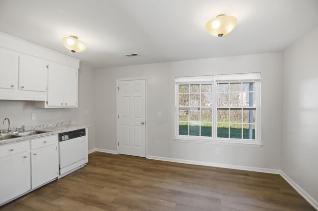 Photo - 4060 Cedars Pkwy