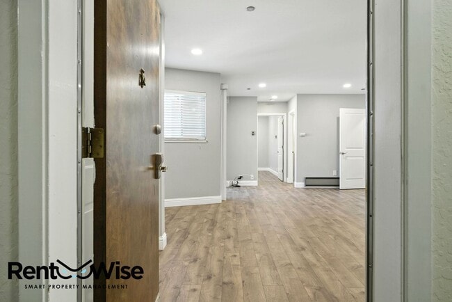 Photo - 1090 Main St