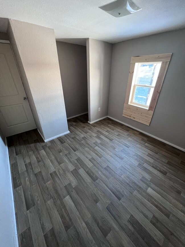 2 bed 1 bath house with bonus room - 2 bed 1 bath house with bonus room