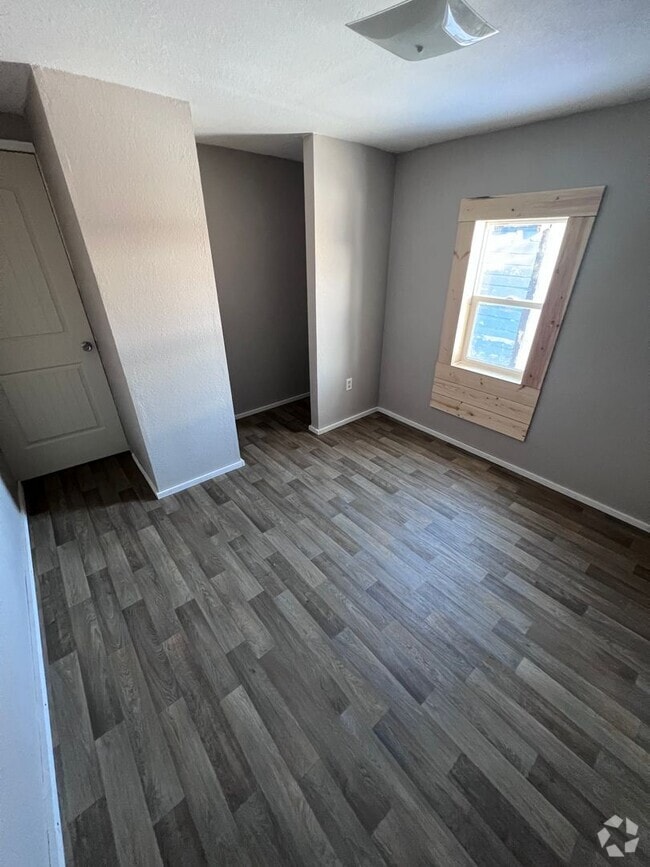 Building Photo - 2 bed 1 bath house with bonus room