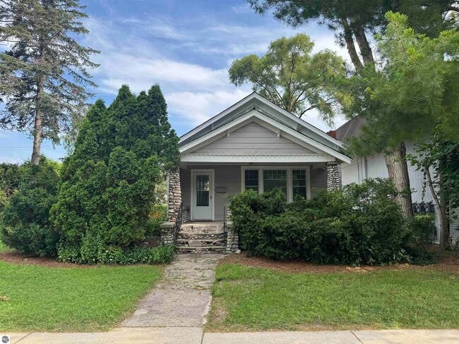 Photo - 415 E State St
