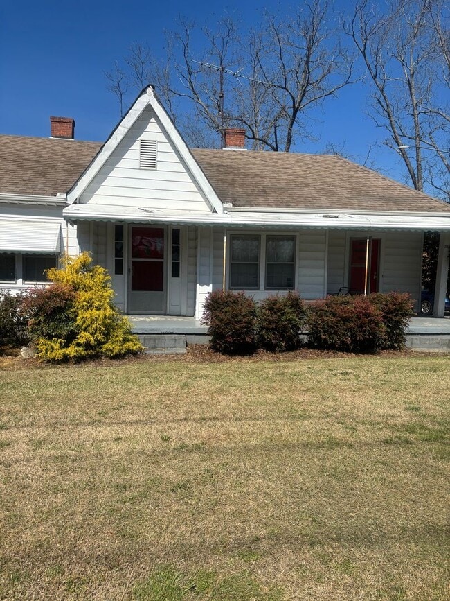 Building Photo - Single Family Home, 2 bed/1 bath $1,200 One-Story