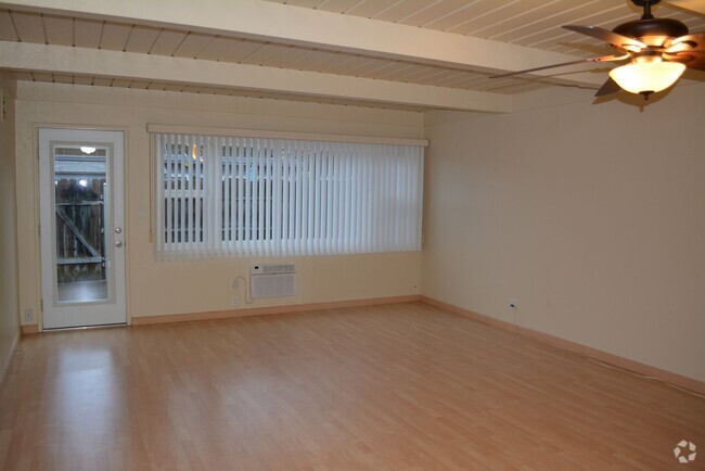 Building Photo - 2 bedroom Condo in Santa Paula Manor!