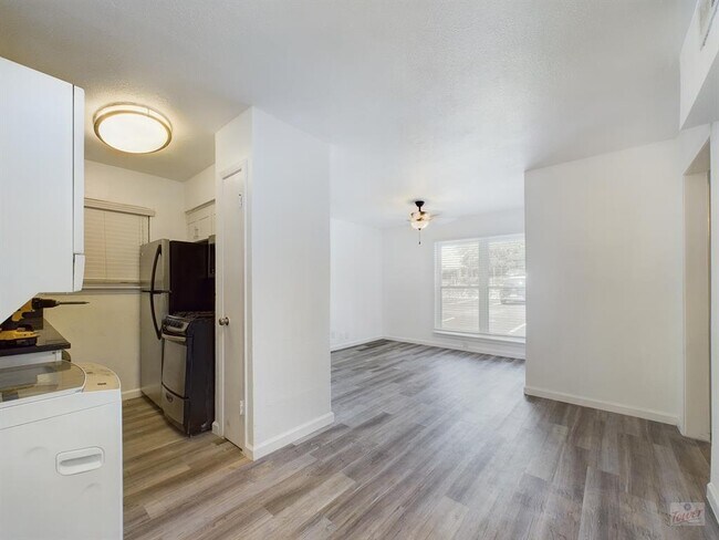 Photo - 2401 Manor Rd Unidad 137