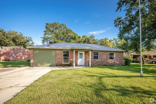 Building Photo - 3 Bed 1 Bath Home In Pascagoula - New Appl...
