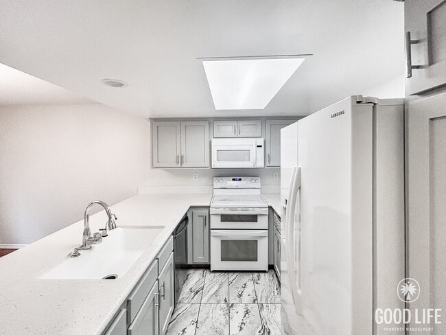 Beautiful 2BD/2.5 BA W/ In-Unit Laundry in... - Beautiful 2BD/2.5 BA W/ In-Unit Laundry in...