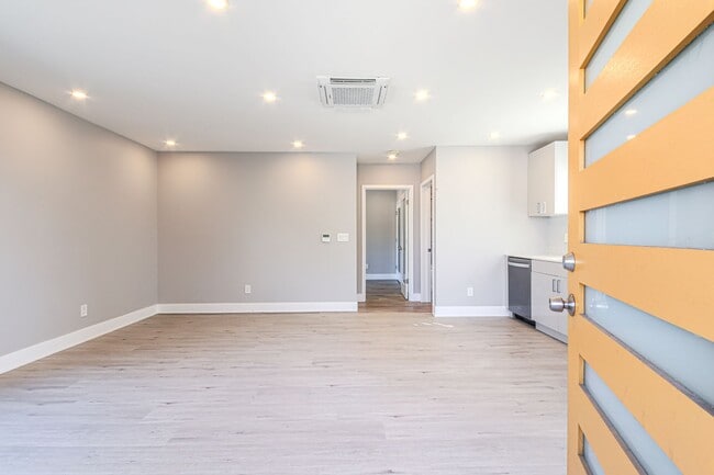 Building Photo - 2914 E 5th St Rental