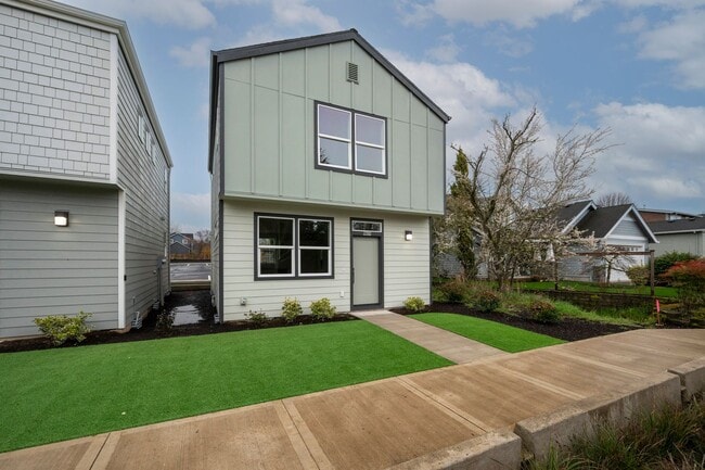 Building Photo - Move In Special Up to 3 Months Free - Newb... Rental