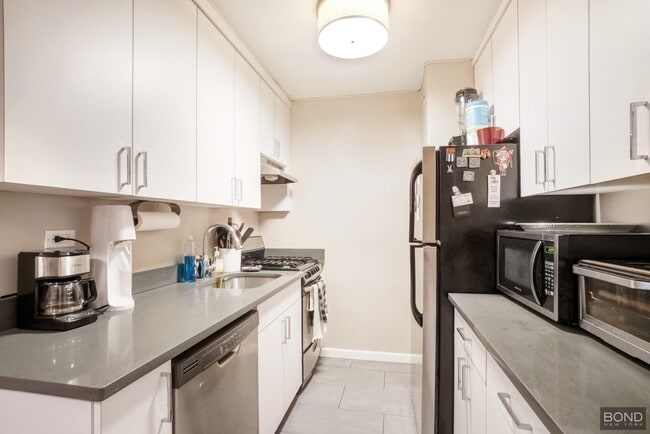 Building Photo - 145 E 16th St Unit 2KL Rental