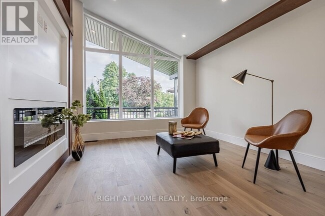 Photo - 690 Hillman Crescent