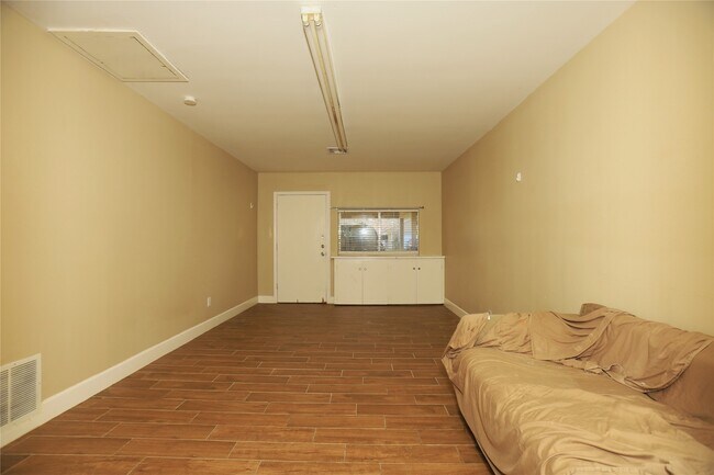 Photo - 103 E Meadow Ln