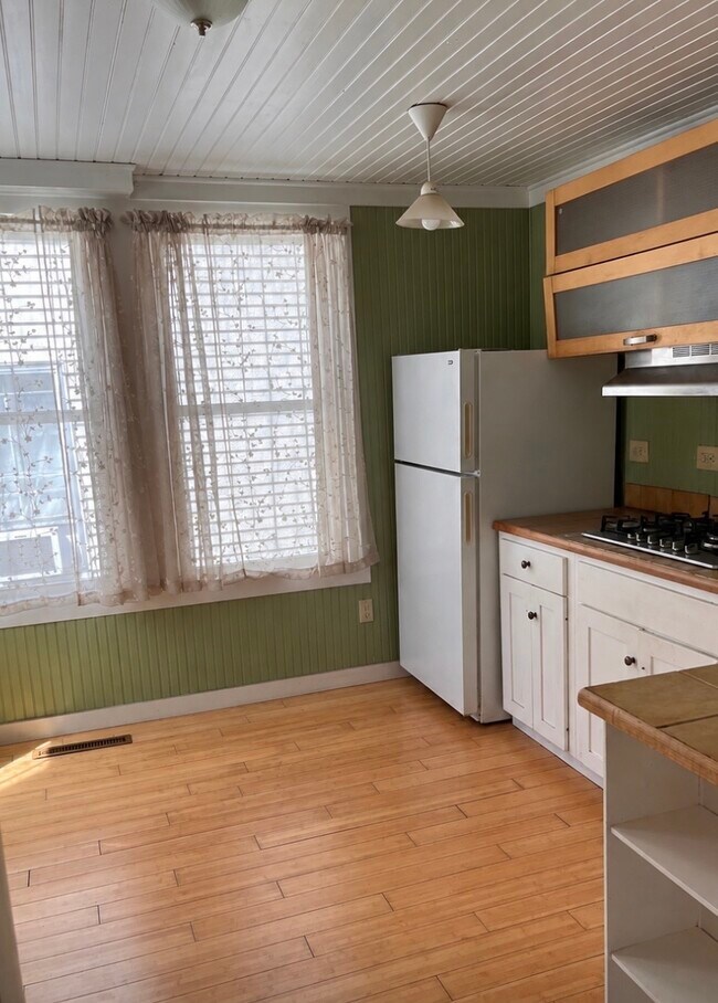 Photo - 168 S Pleasant St Unidad Suite - All Utilities Included