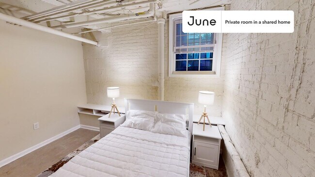 Room in Shared 5 bed/2 bath home in Dupont Circle