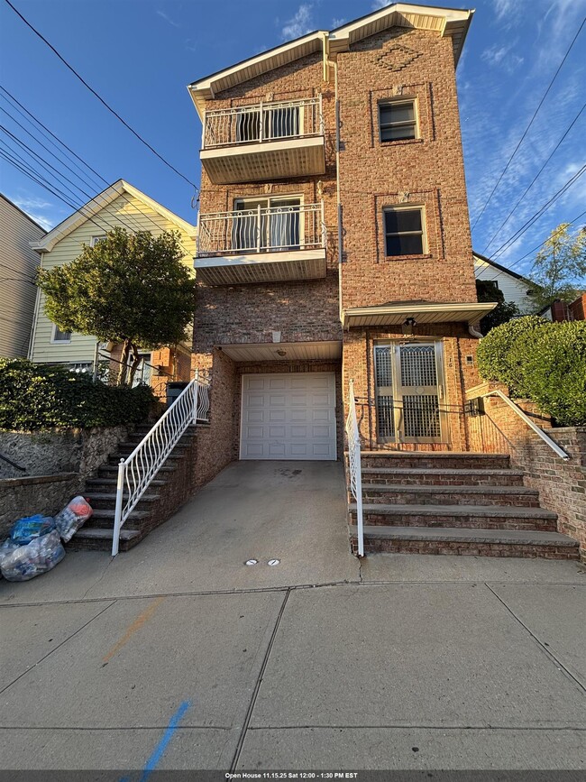 Building Photo - 166 Lincoln St