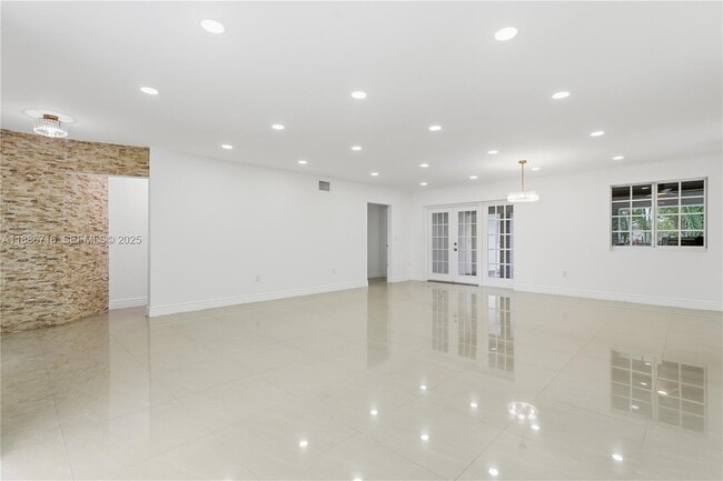 Photo - 1400 E Hawthorne Cir