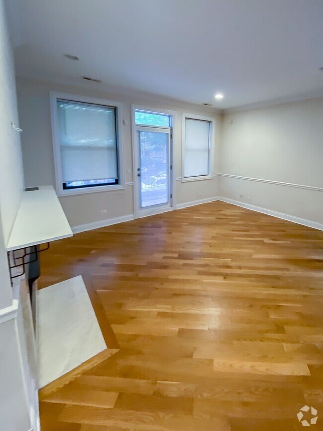 Building Photo - 3229 N Kenmore Ave Unit 2 Rental