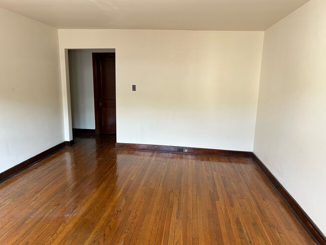Living Room - 838 W 4th St Unit 2