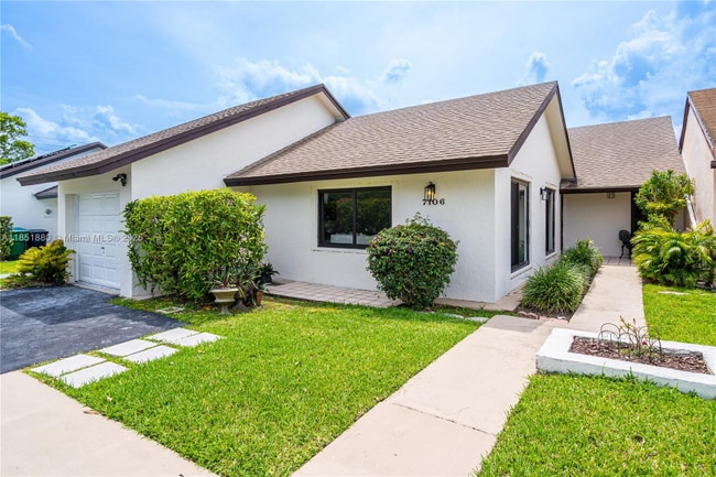 Building Photo - 7106 SW 103rd Pl Rental