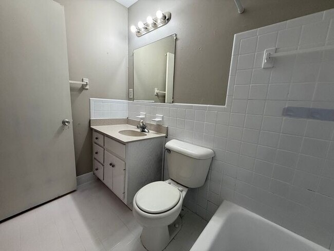 Photo - Remodeled 1 Bedroom Apartment!!! Walk to the Square or Steps from Sumner Regional Hospital