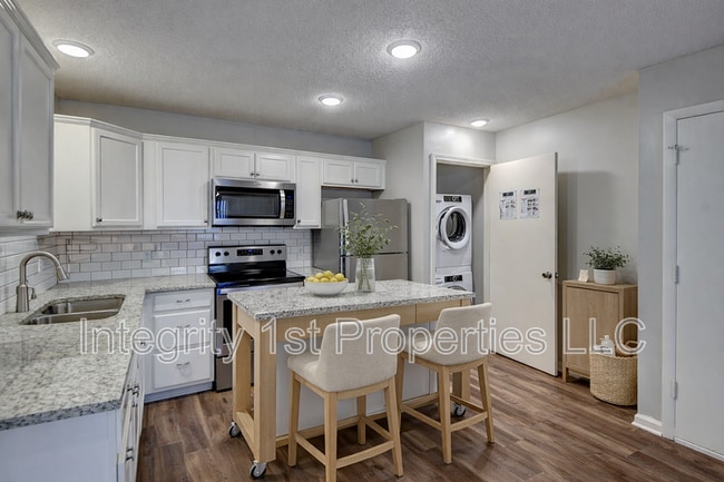 Building Photo - 2114 Swift St Unit #9