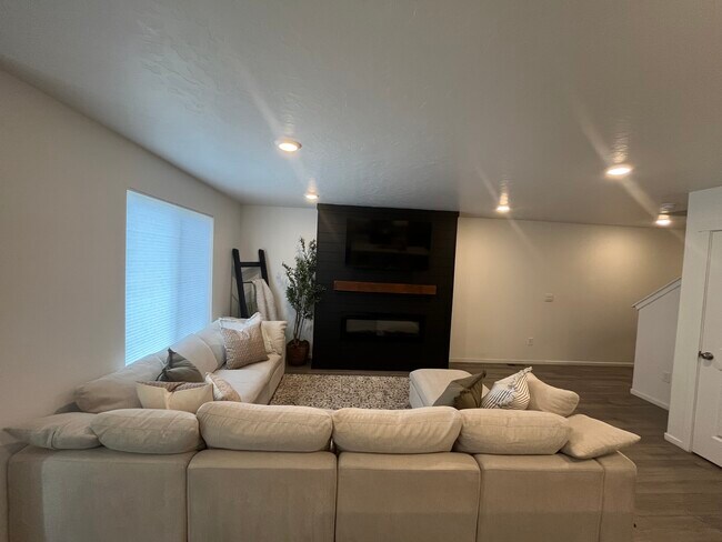 Photo - 986 E Manifest Ln