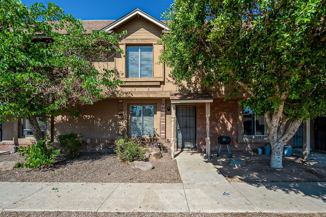 5871 N 59th Dr
