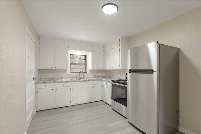 Building Photo - 1107 W Dogwood St