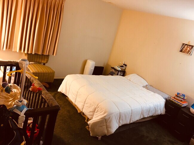 Master Bedroom - 2 Bristol Hill Ct Apartment Unit B3