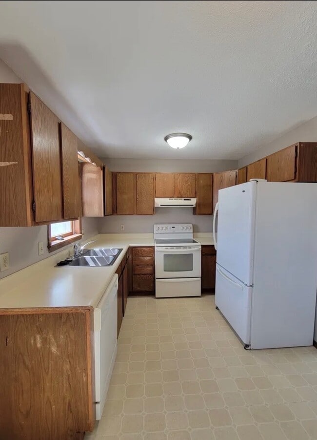 Building Photo - 1026 Castlewood Dr