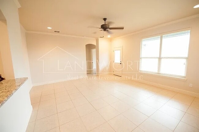 Building Photo - 3 bed 2.5 bath Beautiful Property