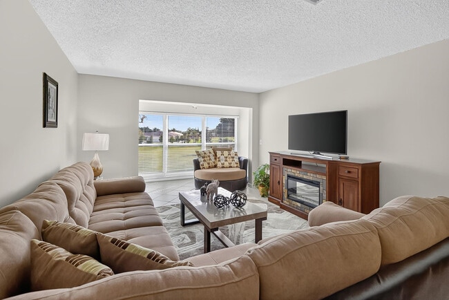 Building Photo - 13765 Flora Pl Unit F