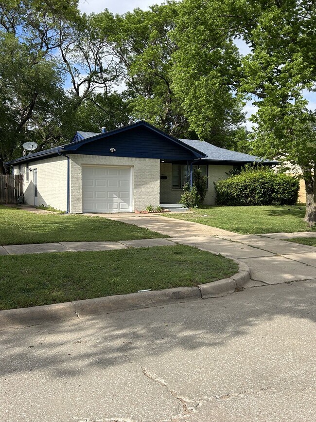 Photo - 8014 E Indianapolis St