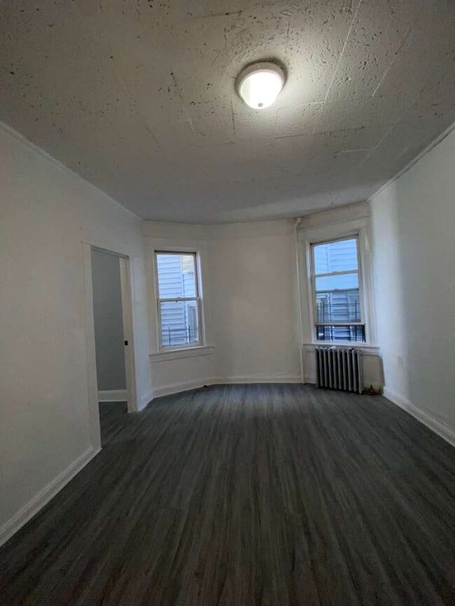 Building Photo - 34 Van Cortlandt Park Ave Unit 2L