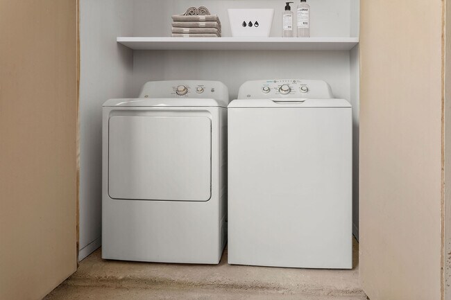 C242360_CallowayLasColinas_1B1B_Laundry_02_VS_1