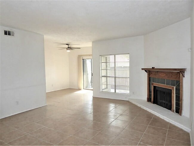 Building Photo - 9707 Richmond Ave Unit 67