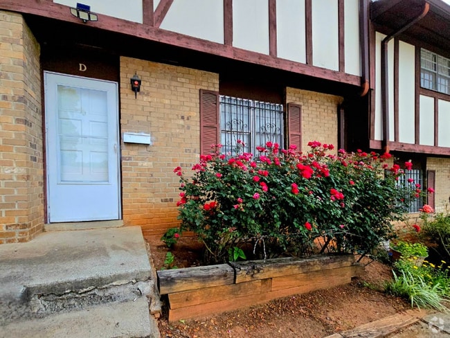 Building Photo - 2946 N Dekalb Dr Rental