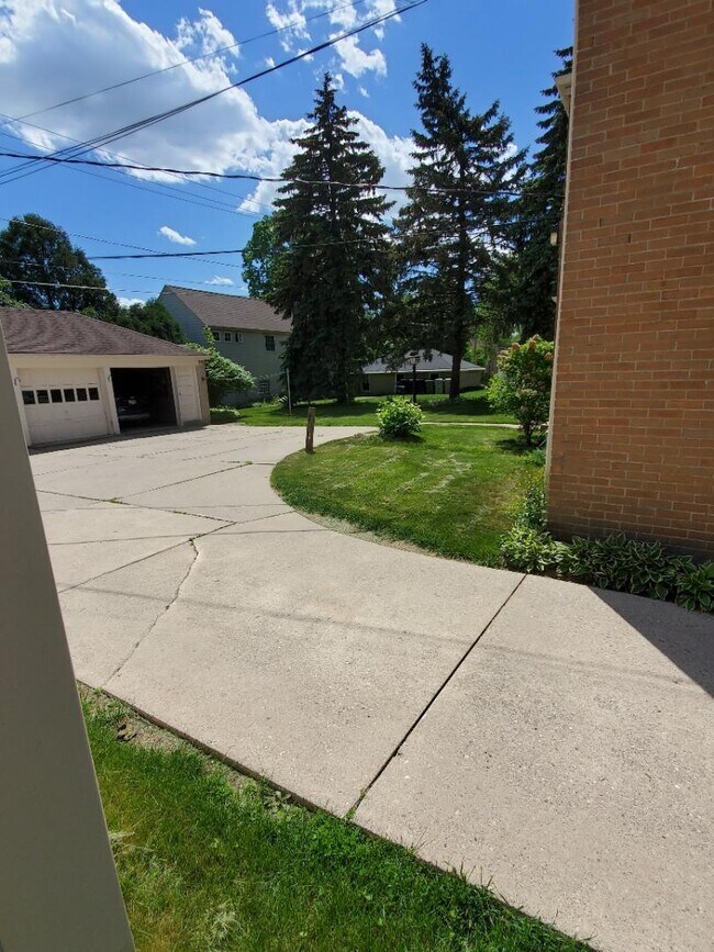 Photo - 8625 W Center St