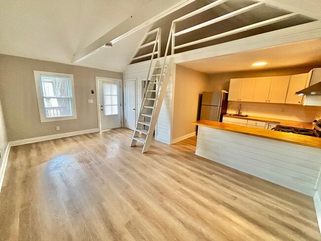 Building Photo - 957 Vine St Unit 3