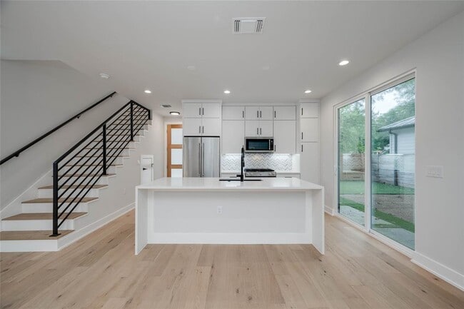 Photo - 1406 E 2nd St