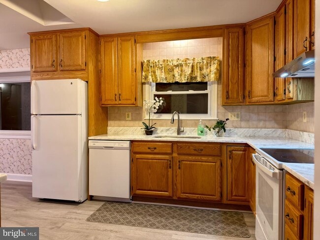 Photo - 905 W Poplar Rd