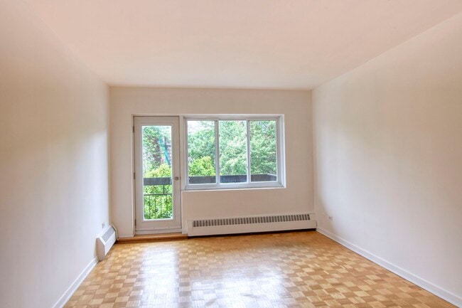 Building Photo - 2400 Av. Van Horne Unit 305