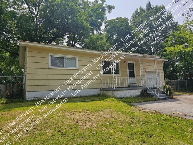 Building Photo - Don't Miss this Charming 2 bedroom with Ga... Rental